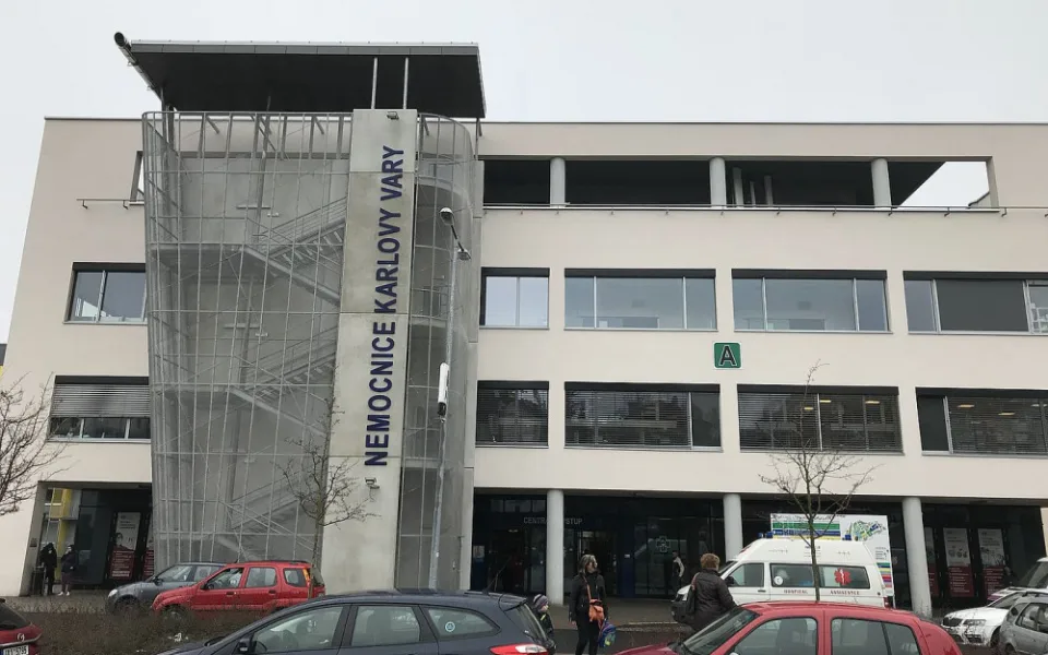 Nemocnice v Karlovarském kraji vyhlásily kvůli epidemii zákaz návštěv