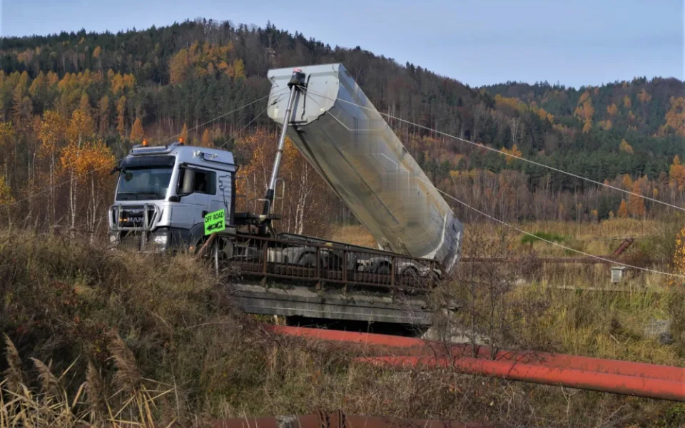 Řidič náklaďáku zachytil zdviženou korbou o dráty vysokého napětí, dva sloupy zlomil a třetí ohnul