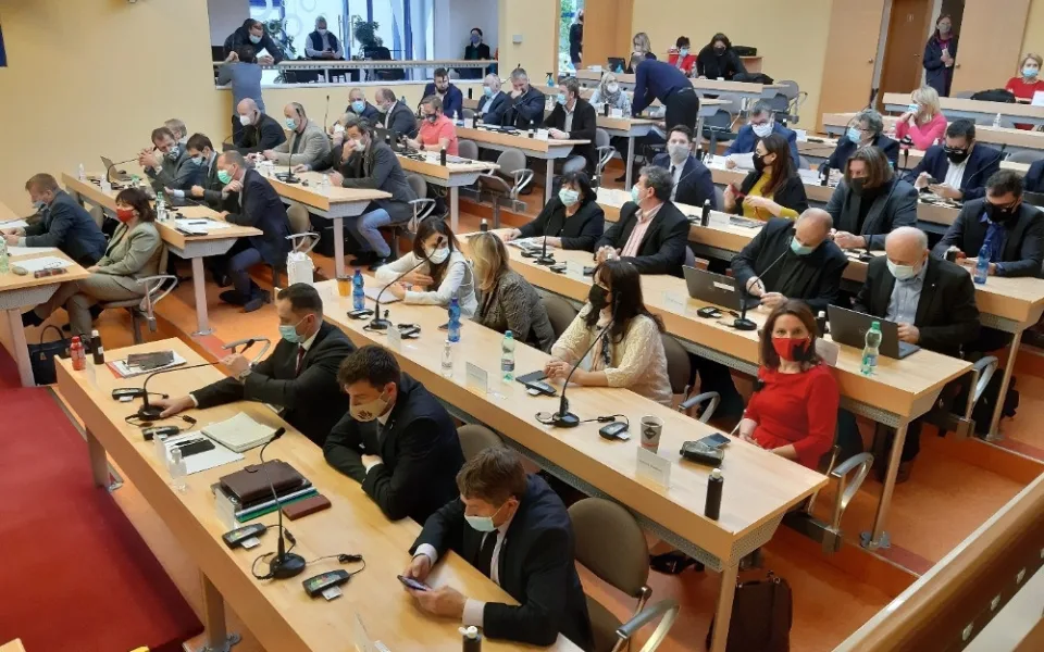 Vedení Karlovarského kraje řešilo v prvním roce pandemii, dotace i transformaci