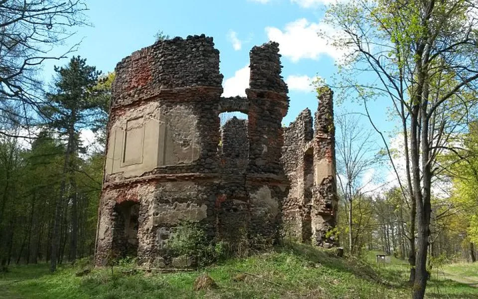 Zřícenina loveckého zámečku Mořičov.