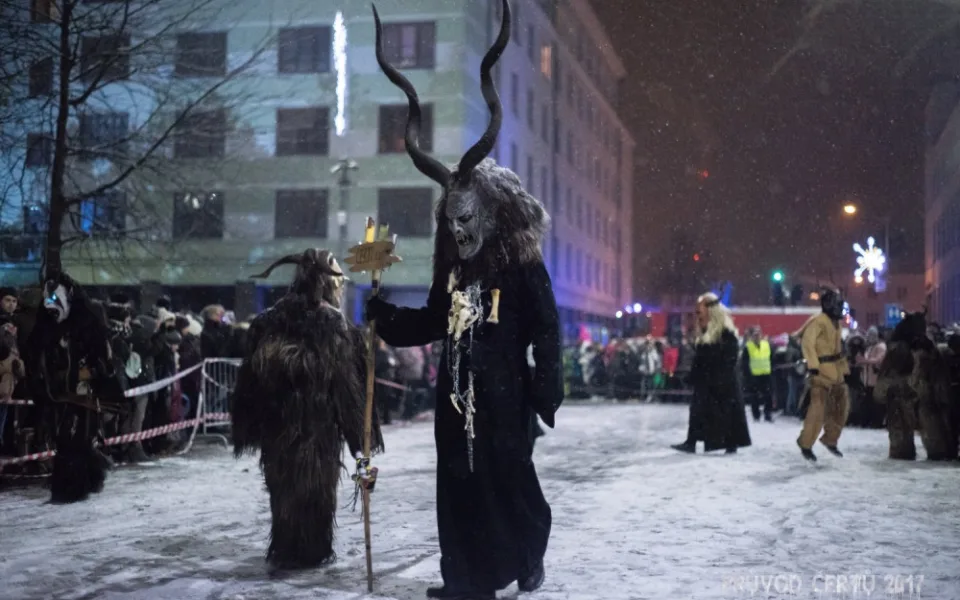 Průvod čertů v Sokolově poutá velkou pozornost nášvětvníků