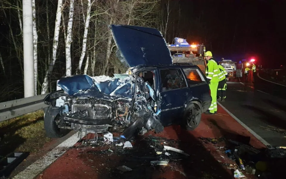 U Karlových Varů se srazila tři auta. Jeden člověk zemřel