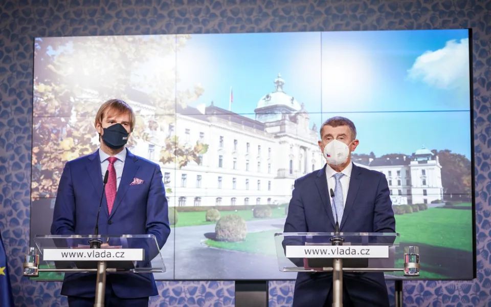 Zrušení vánočních trhů, hospody a bary jen do deseti večer. Opatření opět zpřísňují
