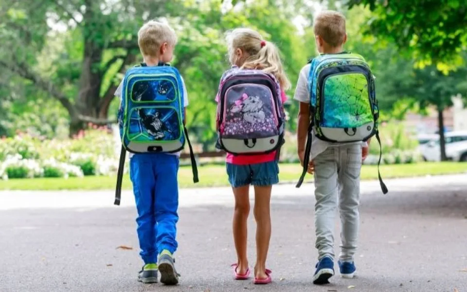 Zvážili jsme školní batohy. Tipy na lehké ergonomické aktovky (nejen) k Vánocům