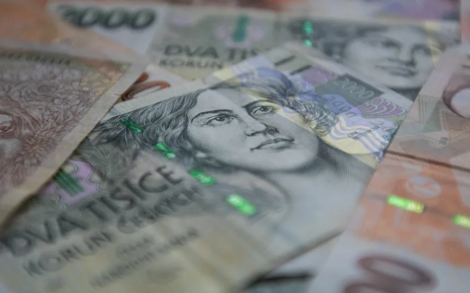 Průměrná mzda stoupla o skoro šest procent. Obyvatelé mají brát 37 499 korun