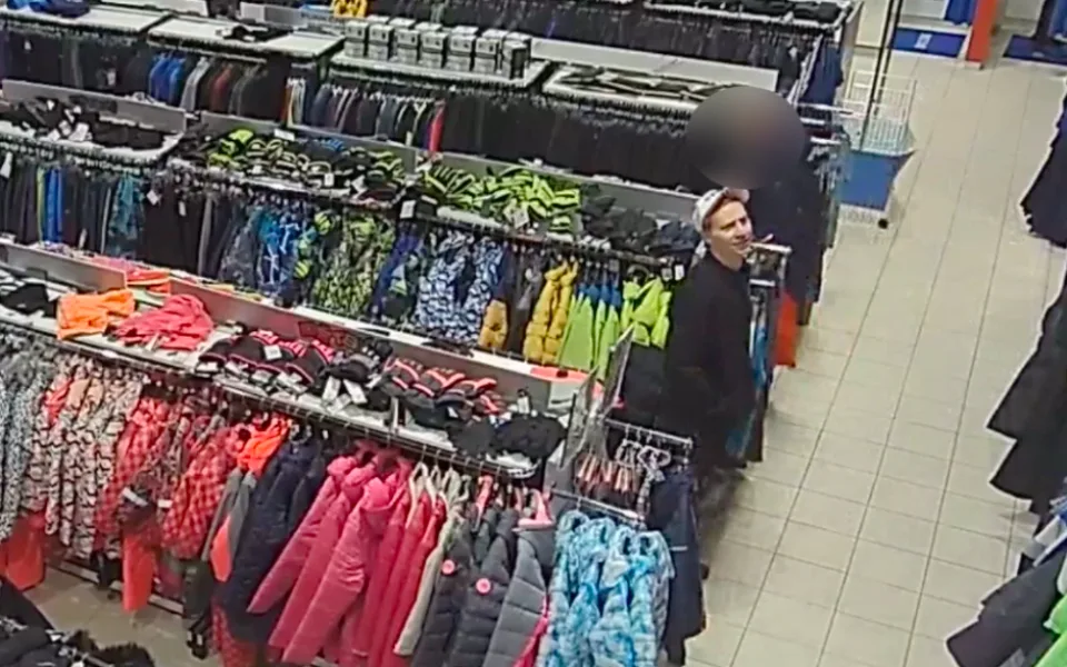 Mám kartu v autě, tvrdil prodavačkám, pak utekl. Muže natočila kamera v obchodě