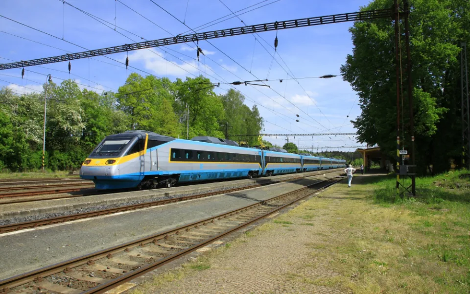 V Karlovarském kraji platí nový jízdní řád, obnoví se přímé Pendolino