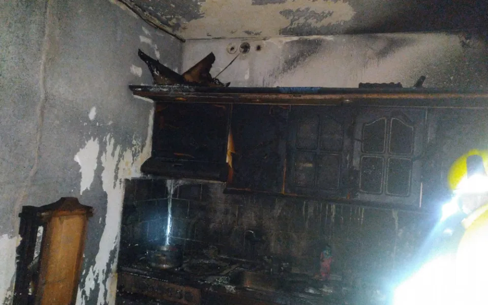 Na Sokolovsku hořel byt v šestém patře paneláku. Zranili se čtyři lidé