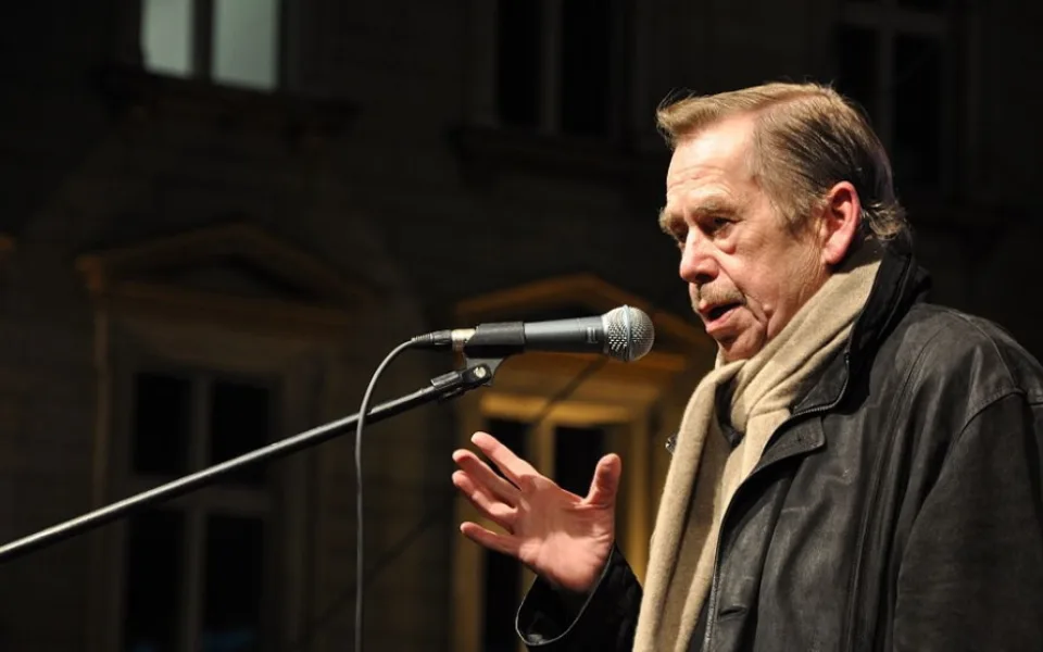 Lidé si připomněli desáté výročí úmrtí Václava Havla. Sokolov připravil pietní místo
