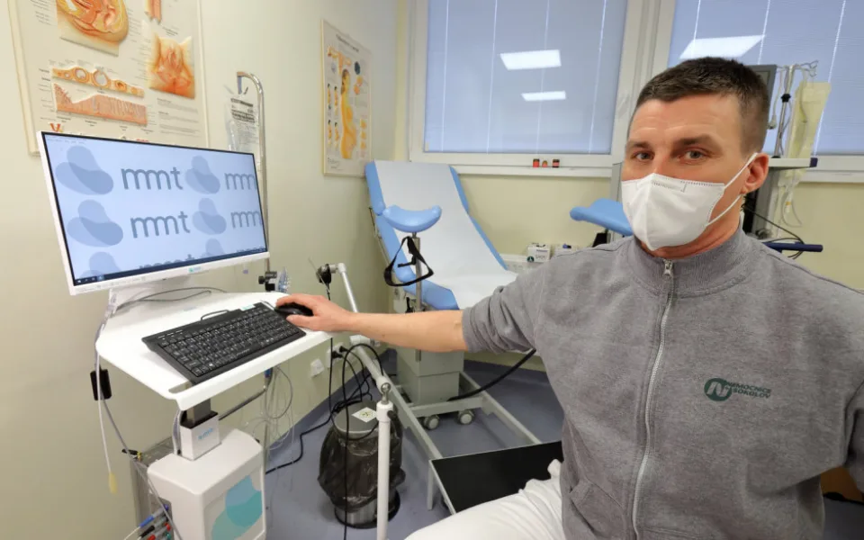 Primář sokolovské gynekologie a porodnice Vladimír Velický na novém urogynekologickém pracovišti.