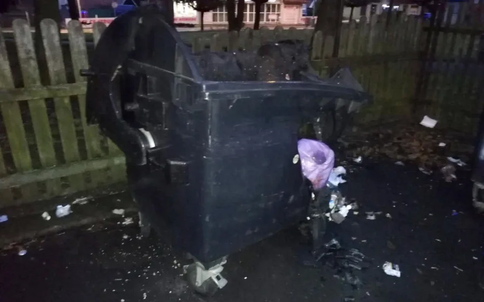 Záchranáři ošetřili dvě osoby poraněné petardami. Vrtulník vzlétal k dívce, která spadla z terasy.