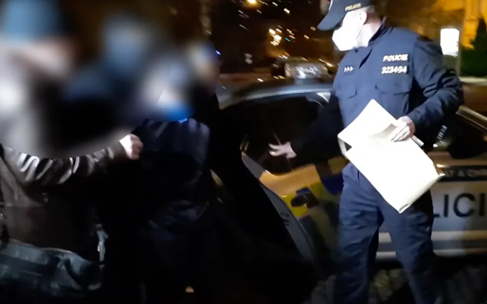 Policie obvinila z pokusu o vraždu a znásilnění mladého cizince. Hrozí mu osmnáct let vězení.