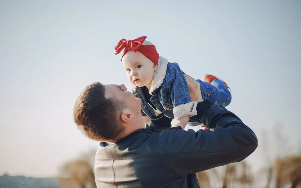 Otcovská dovolená je od Nového roku delší, dostupnější je i ošetřovné