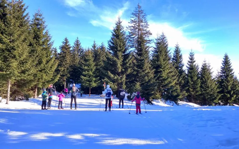 Slunečné počasí přilákalo tisíce turistů do Krušných hor