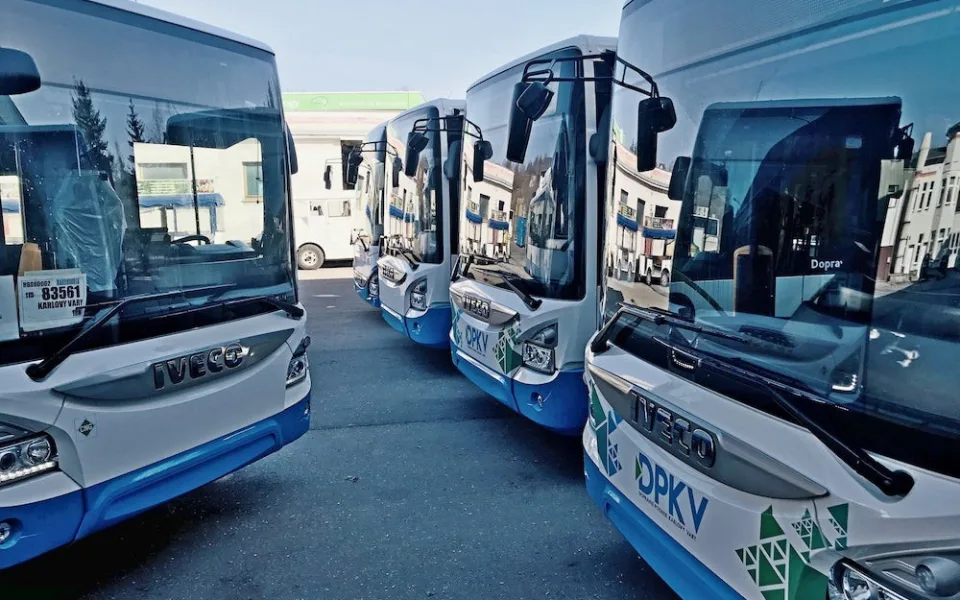 Dopravní podnik Karlovy Vary má od roku 2023 provozovat MHD v Chebu. Současný dopravce se brání