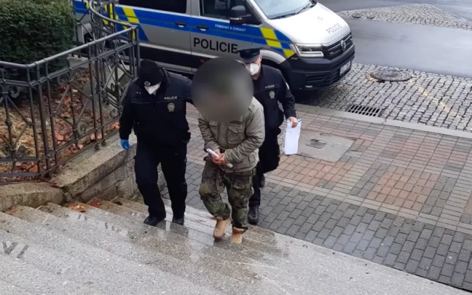 Muž napadl svoji bývalou přítelkyni, polil ji neznámou kapalinou a vyhrožoval zapálením. Hrozí mu až osm let vězení