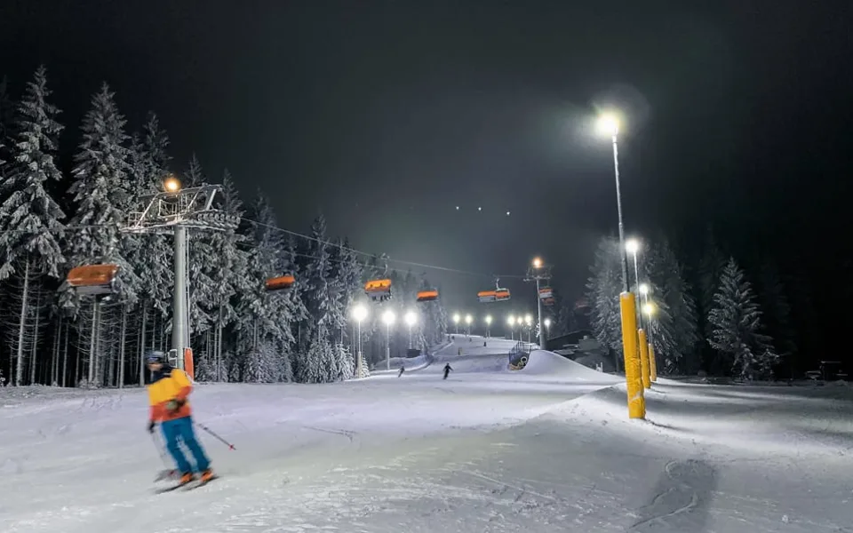 Lyžování na horách v Karlovarském kraji si užily tisíce lyžařů