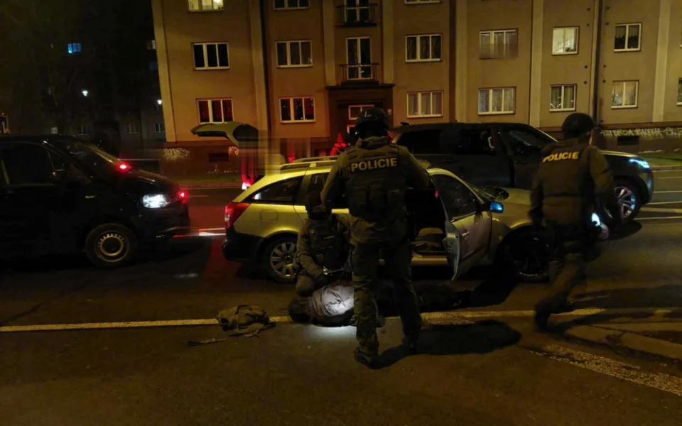 Policisté obvinili šest lidí, které podezírají z obchodu s drogami na Chebsku