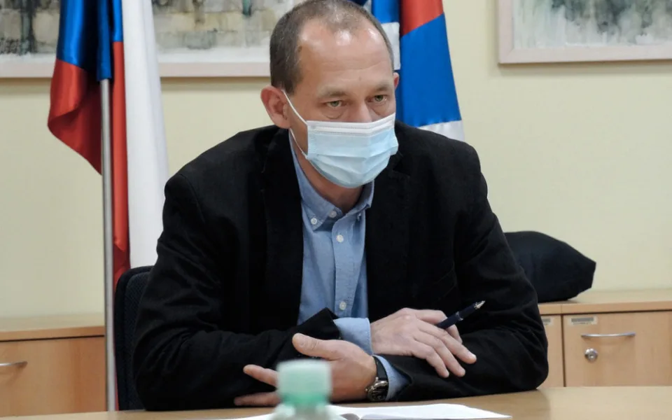 Epidemie koronaviru v Karlovarském kraji by měla dle hejtmana brzy kulminovat