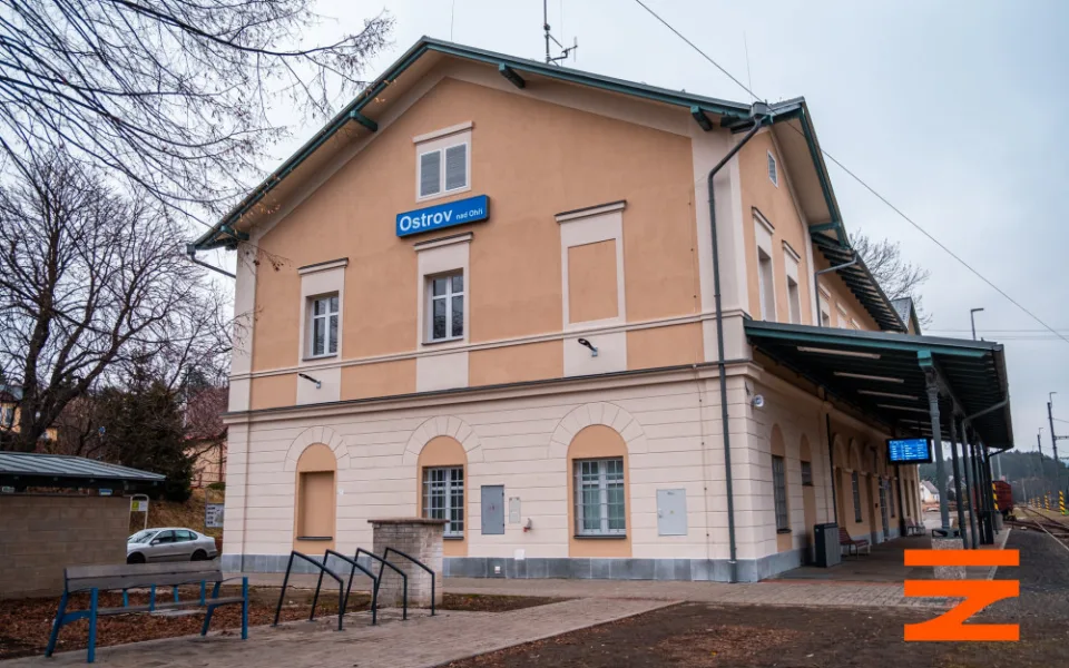 Správá železnic opravila nádražní budovu v Ostrově, v plánu jsou opravy dalších v kraji