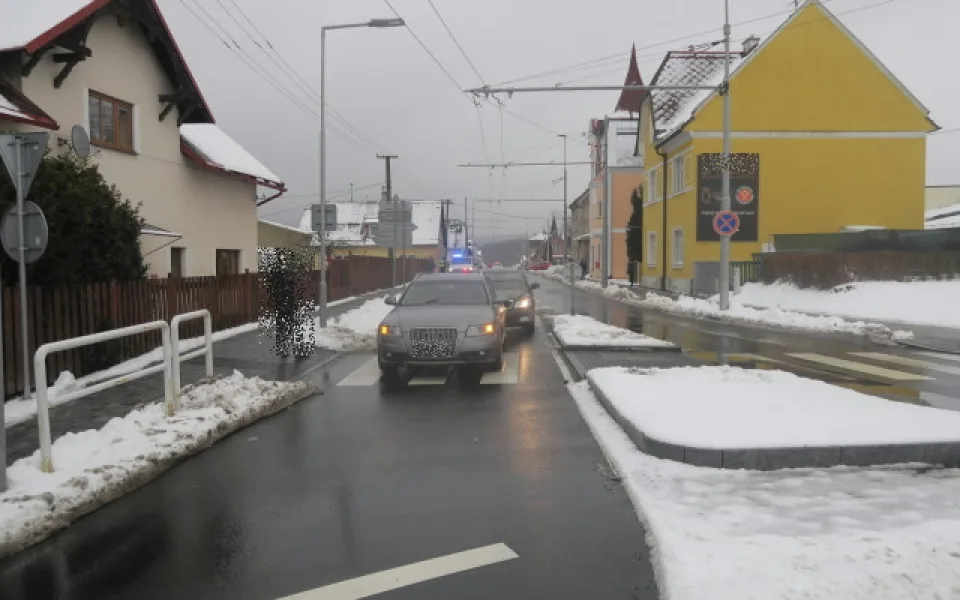 Řidič nedobrzdil a naboural do auta před sebou. Nadýchal přes dvě promile
