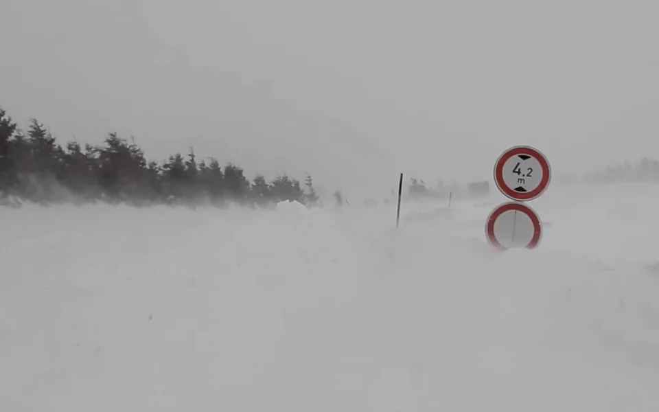 Silnice z Božího Daru na Klínovec, uzavřená kvůli větru, se dnes neotevře