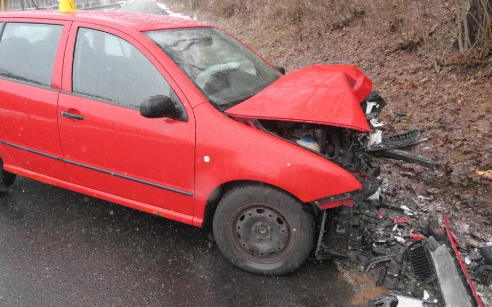 Muž přejel do protisměru, kde se srazil s jiným autem. Podle policie nejspíš usnul