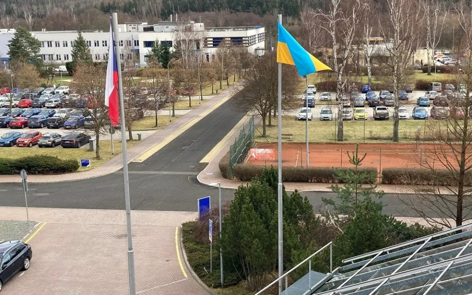 Karlovarský krajský úřad vyvěsil ukrajinskou vlajku. Bezdůvodná anexe, vzkázal hejtman