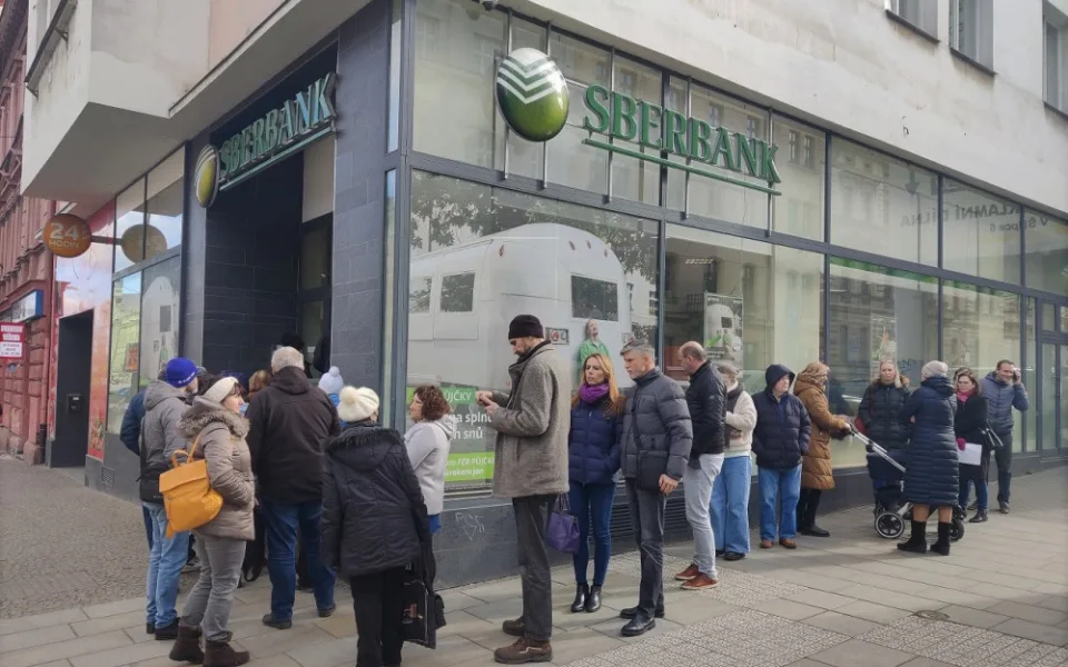 Evropské divizi ruské Sberbank hrozí krach kvůli odlivu vkladů.
