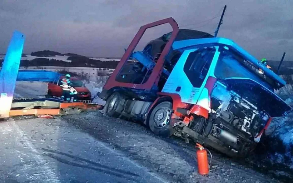 Vysoká škoda byla způsobena vážnější dopravní nehodou, která se stala 7. ledna. Na silnici I/6 u odbočky na Žlutice havarovala tři osobní auta a jedno nákladní, které převáželo osobní auta.