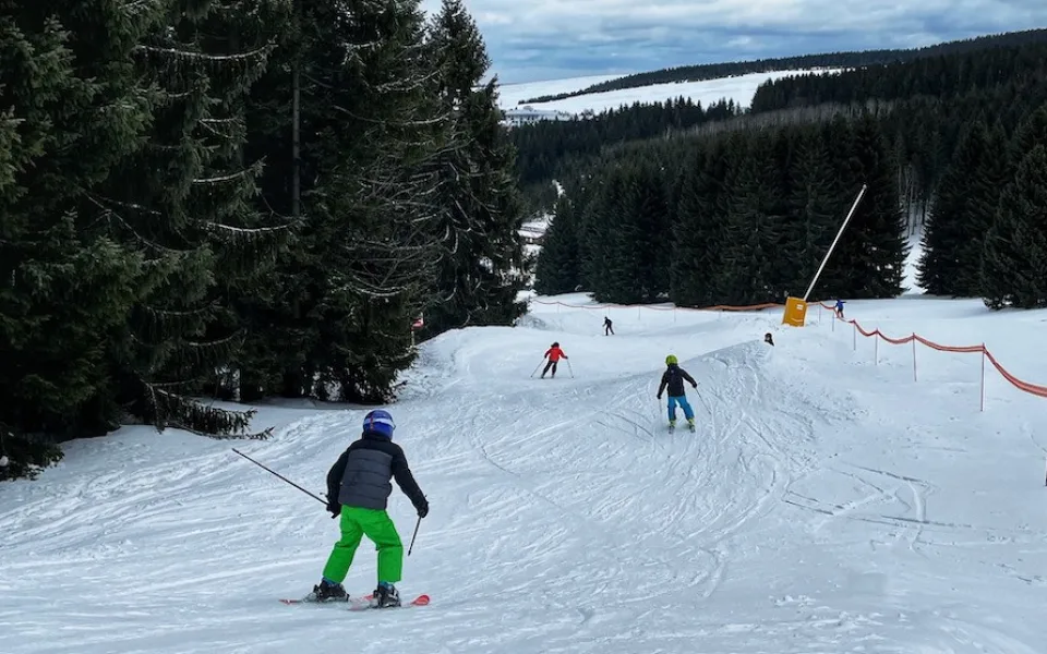 V lyžařských areálech v Karlovarském kraji jsou ideální podmínky k lyžování