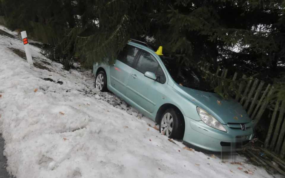 Řidič vyjel ze silnice a narazil do plotu. Nadýchal přes dvě promile