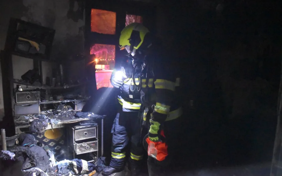 Požár uvnitř bytového domu likvidovali v noci hasiči v karlovarské městské části Bohatice