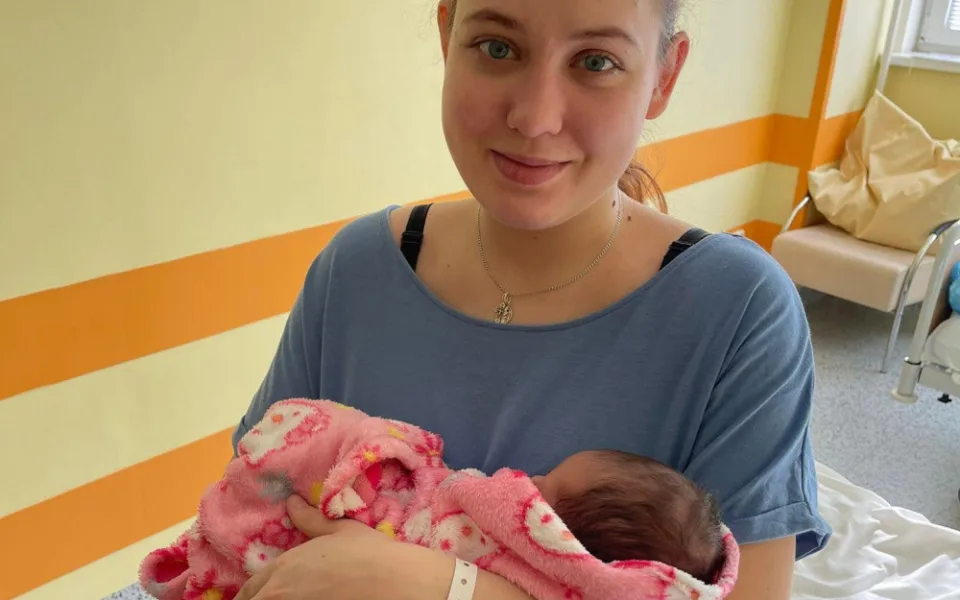 V sokolovské nemocnici se narodila malá Katarina. Její maminka přišla do Čech z Ukrajiny