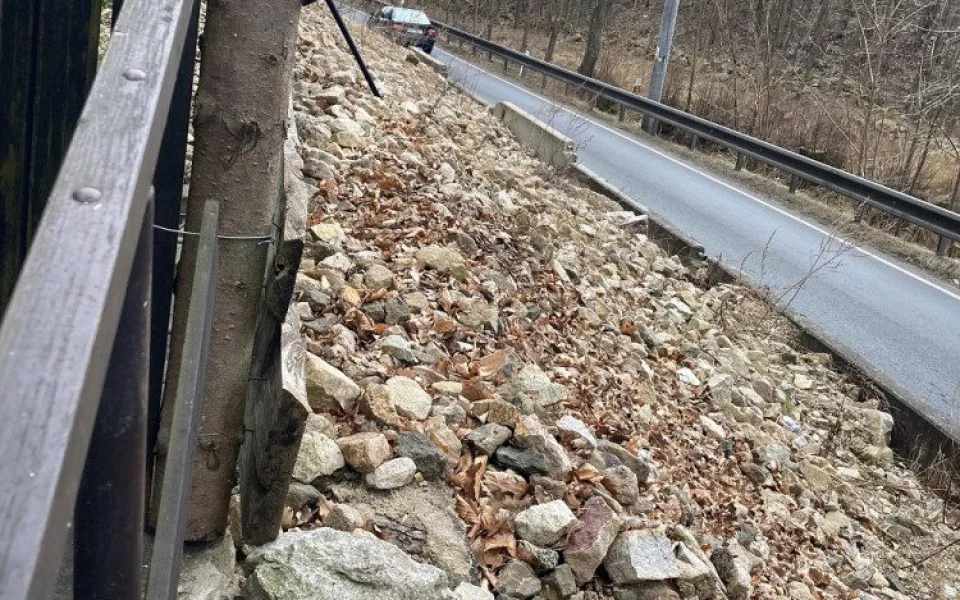 Karlovarský kraj nechá stabilizovat svah u silnice v Údolí u Lokte