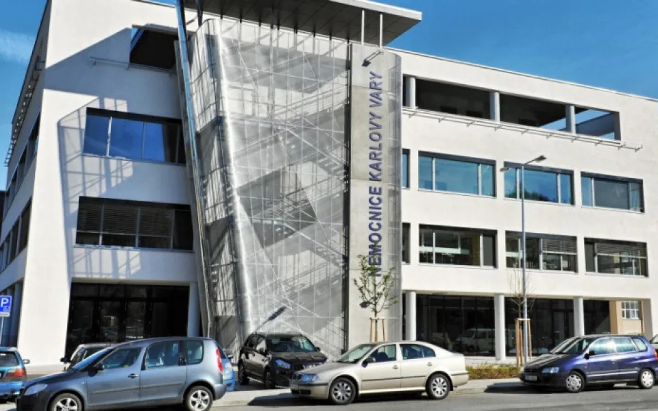 V karlovarské nemocnici začala demolice bývalého plicního pavilonu