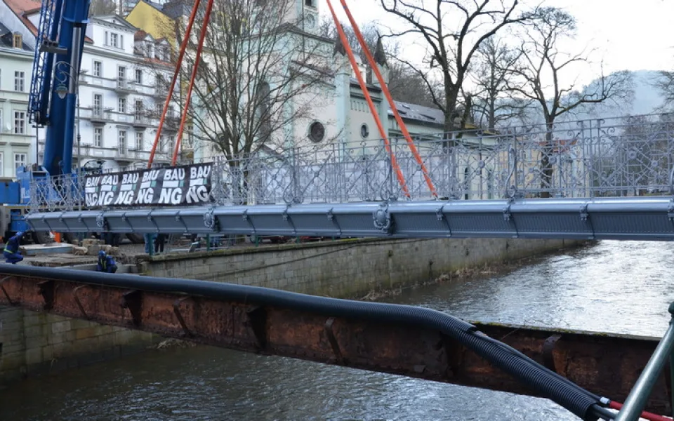 Jeřáb uložil konstrukci Goethovy lávky v K. Varech na připravené nosníky