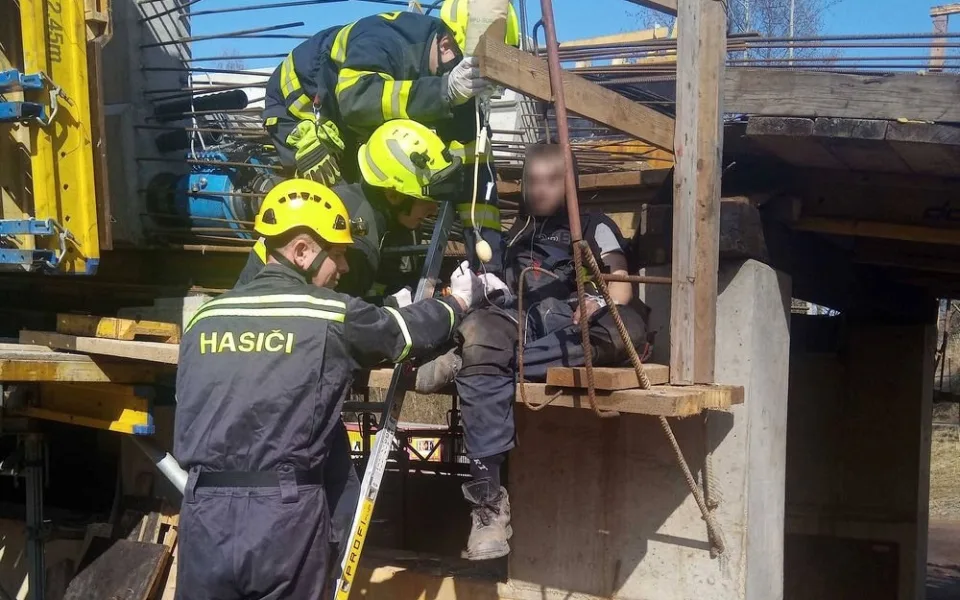 Tělo dělníka na stavbě v Chebu propíchly na několika místech armovací dráty