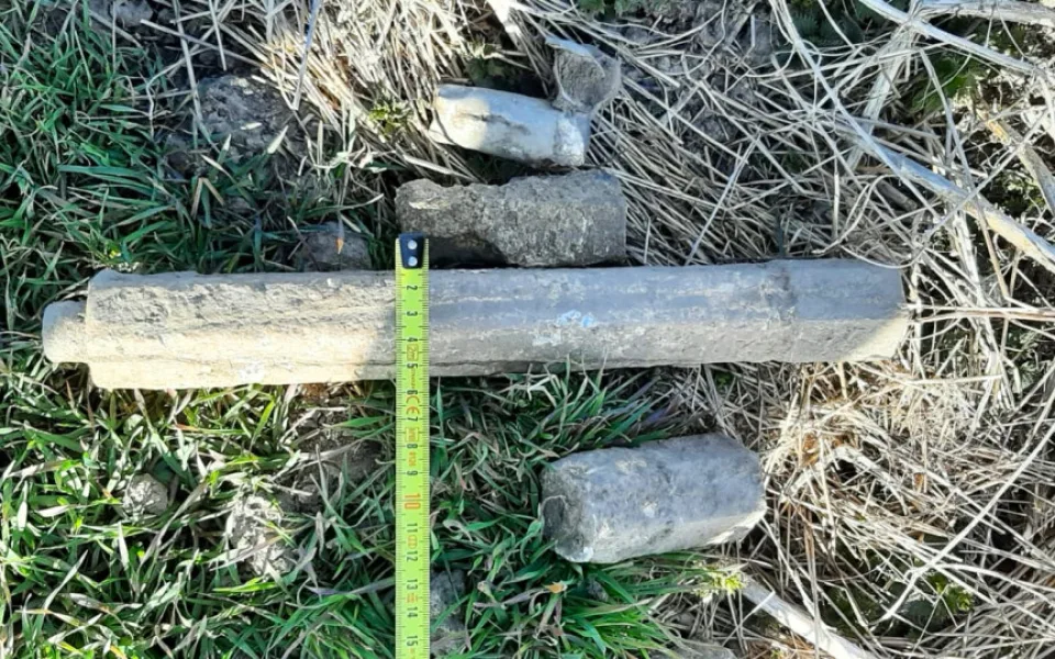 Čtyři plně funkční zápalné letecké pumy britské armády našel muž v lese poblíž Chebu