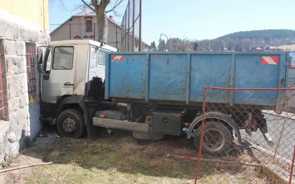 Řidič špatně zabrzdil nákladní automobil. Ten mu ujel a zastavil se až o nedaleký dům.