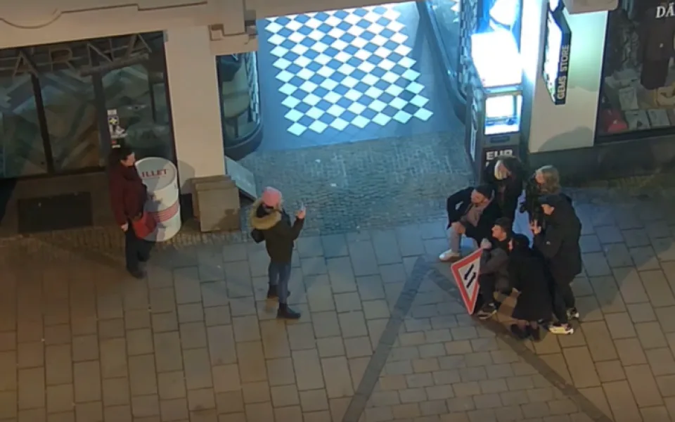 Rozjařená skupinka se fotila s ukradenou dopravní značkou přímo pod kamerou městské policie