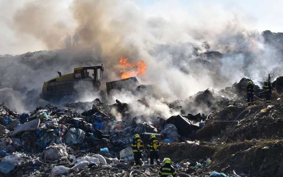 Hasiči dlouhé hodiny bojovali s požárem skládky u Vřesové na Sokolovsku