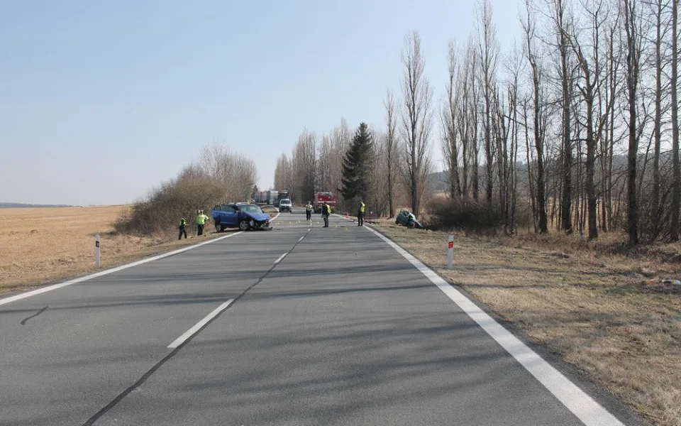 Řidič vyjel ze svého pruhu. Při následném střetu zemřel muž v protijedoucím autě