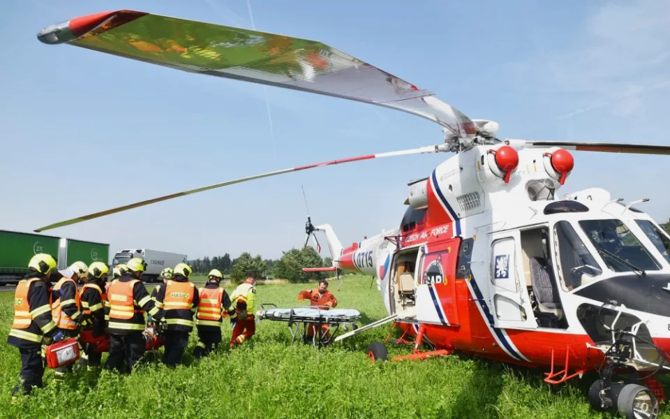 Pomoc přichází z nebe, armádní letečtí záchranáři z Líní ročně ošetří a převezou stovky pacientů