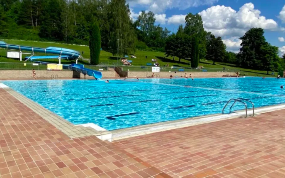 Práce na výměně bazénu na koupališti v Ostrově na Karlovarsku spějí ke konci