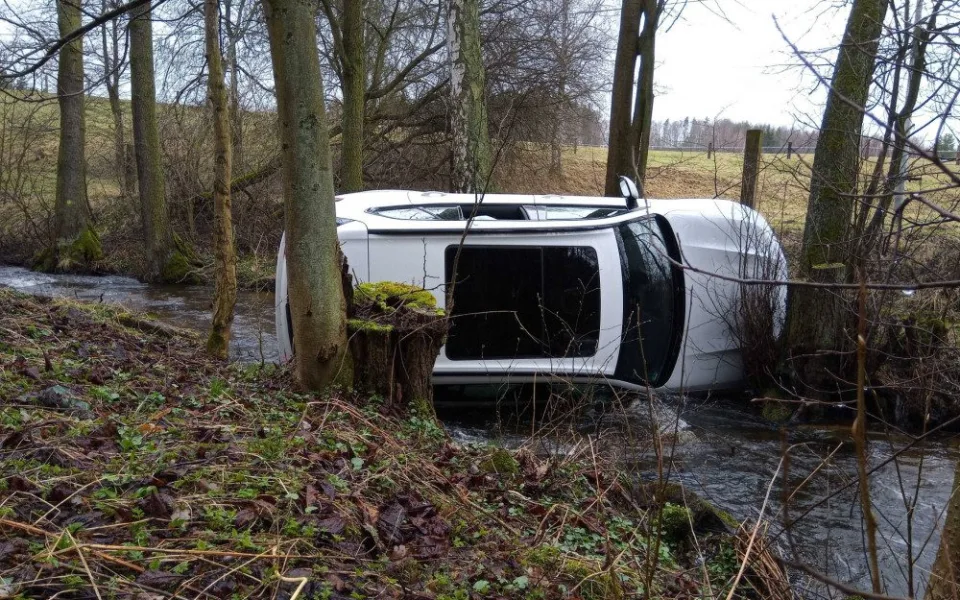 Luxusní BMW skončilo v potoce. Nehoda se obešla bez zranění.