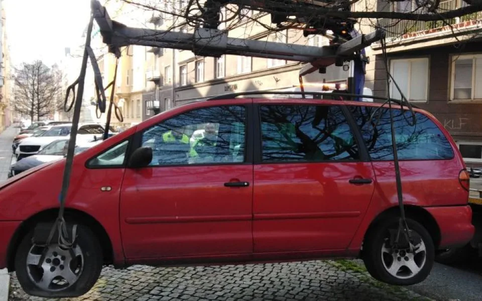 Z karlovarských ulic a veřejných prostranství už letos zmizely čtyři desítky autovraků