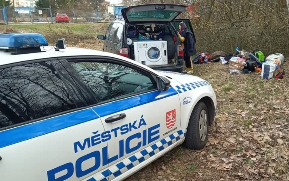 Strážníci městské policie jeli prověřit černou skládku, překvapili je tam cizinci s kuriózním vysvětlením