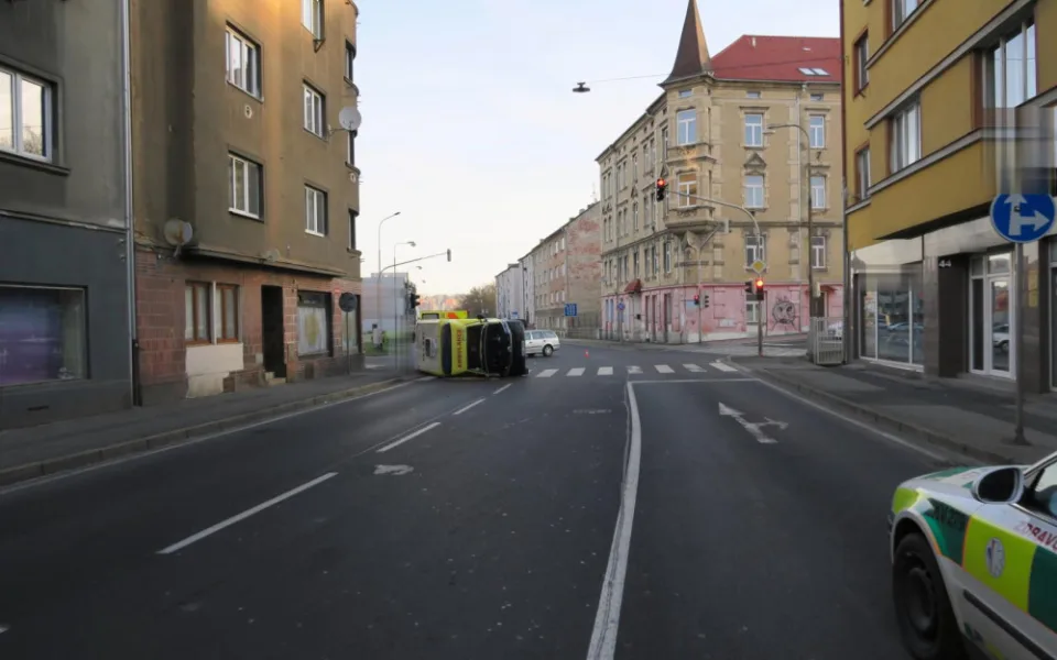 Řidič nejspíš přehlédl projíždějící sanitku, po střetu zůstala ležet na boku