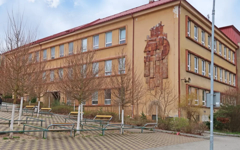 Karlovarská ODS navrhuje odstranit srp a kladivo ze základní školy.